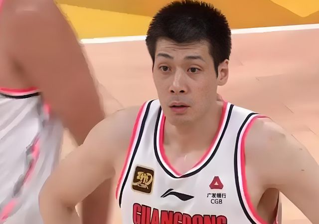 飞居然出战徐杰半场5分只配在东莞嚣张冰球