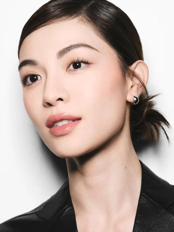 和钟楚曦如何演绎“中女时代”！冰球突破本周时髦大事｜看赵丽颖(图11)