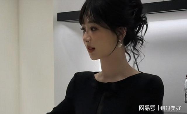 线小时杨紫深陷“整容”风波冰球突破网站出席华伦天奴(图1)