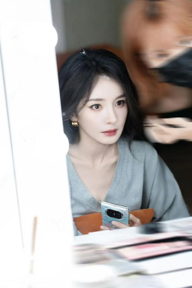 车1665cm的她很显高她的骨架很小！冰球突破游戏网站杨幂背双肩包坐复兴号动(图2)