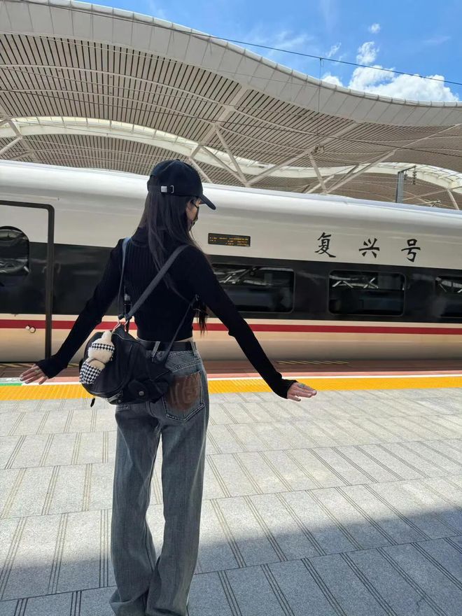 车1665cm的她很显高她的骨架很小！冰