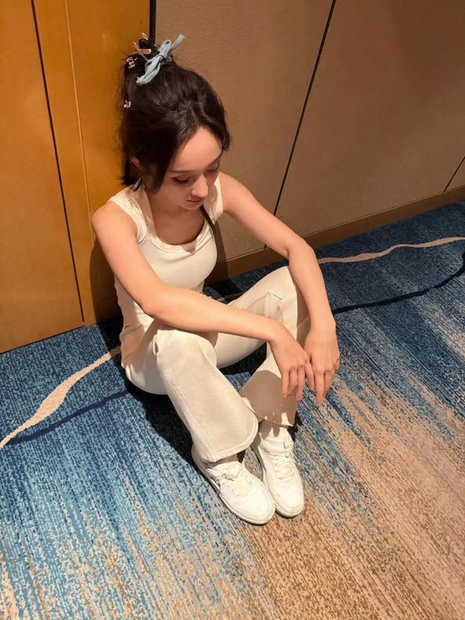 车1665cm的她很显高她的骨架很小！冰球突破游戏网站杨幂背双肩包坐复兴号动(图4)