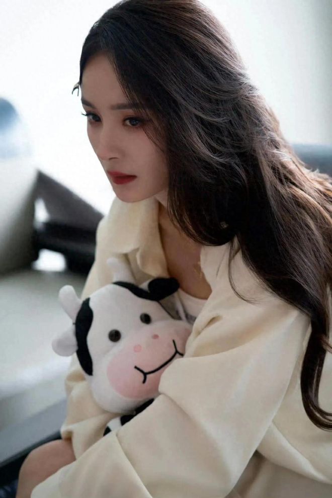 车1665cm的她很显高她的骨架很小！冰球突破游戏网站杨幂背双肩包坐复兴号动(图3)