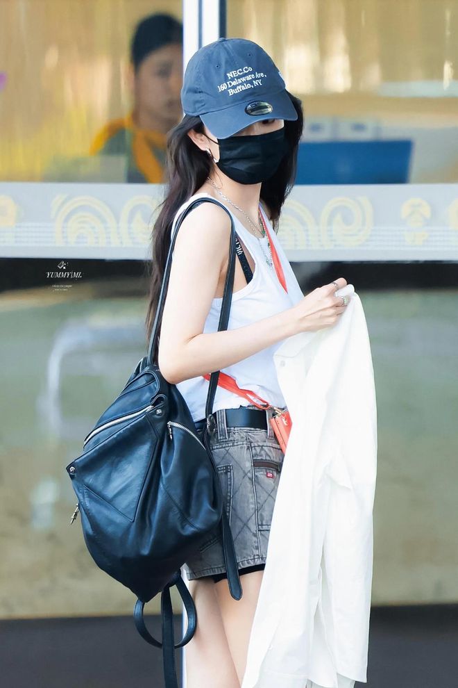 车1665cm的她很显高她的骨架很小！冰球突破游戏网站杨幂背双肩包坐复兴号动(图8)