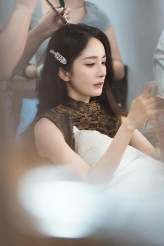 车1665cm的她很显高她的骨架很小！冰球突破游戏网站杨幂背双肩包坐复兴号动(图10)