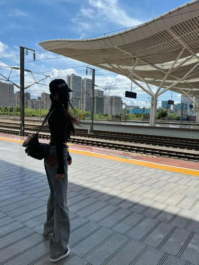 车1665cm的她很显高她的骨架很小！冰球突破游戏网站杨幂背双肩包坐复兴号动(图9)